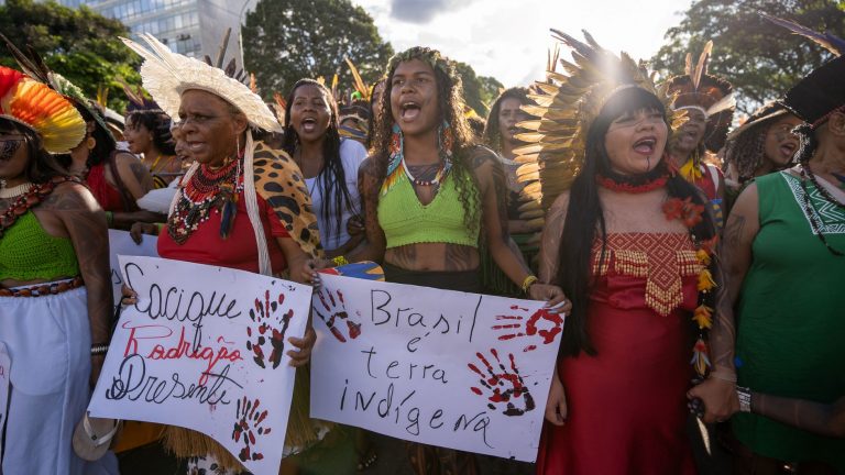 Manifestação contra a violência no Acampamento Terra Livre: Cimi registrou 208 assassinatos de indígenas em 2023, um aumento de 15,5% em relação aos 180 homicídios em 2022 (Foto: Tiago Miotto / Cimi - 25/04/2024)