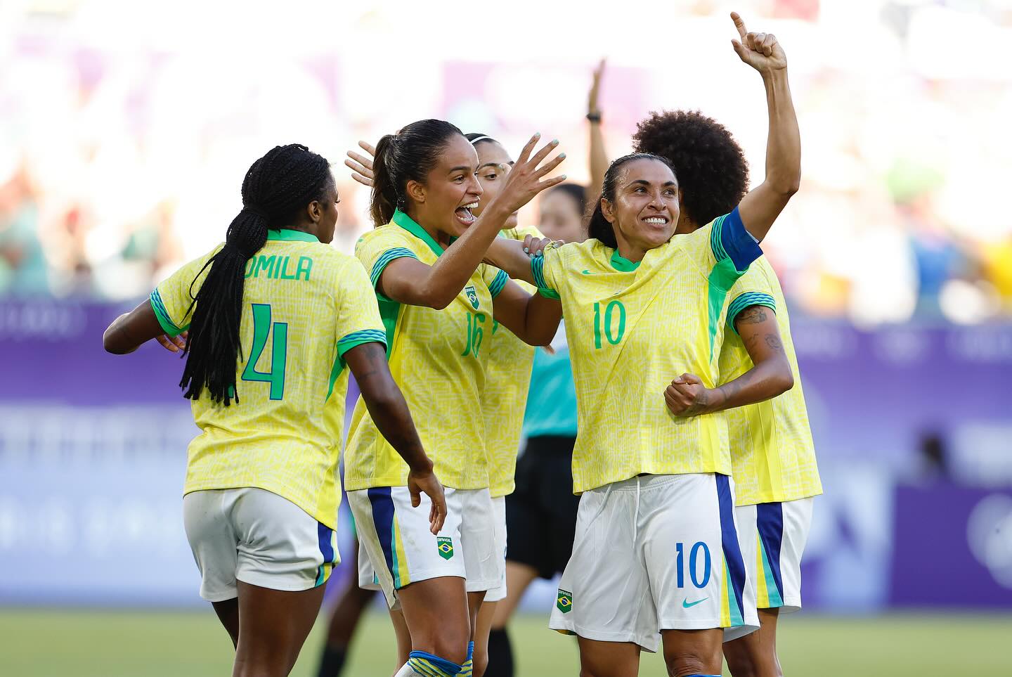 Marta (10) vibra com gol do Brasil na estreia em Paris 2024 na sexta participação olímpica da eleita seis vezes melhor do mundo: do preconceito enfrentado em Dois Riachos a porta-voz dos direitos das mulheres (Foto: Rafael Ribeiro / CBF)