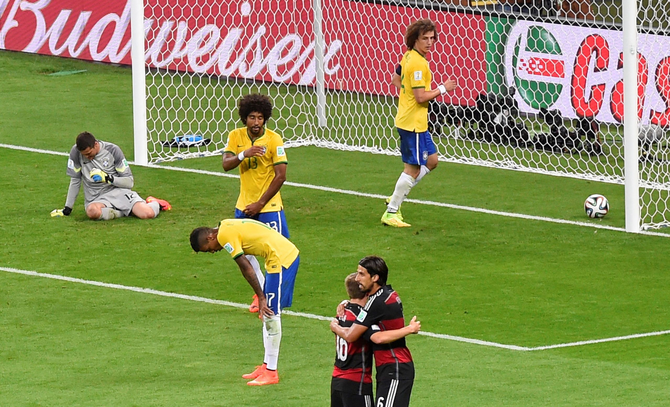 Os brasileiros Júlio Cesar (caído), Dante (13), Luiz Gustavo (17) e David Luiz subjugados, os alemães Khedira e Lahm em festa e a bola na rede do Brasil: a maior humilhação da seleção pentacampeã. Foto Odd Andersen/AFP