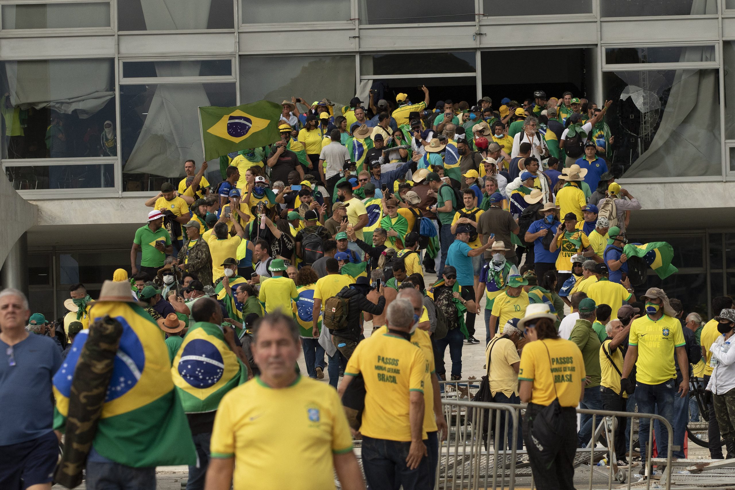 Hordas de bolsonaristas depredam o Palácio do Planalto, na selvageria do 8 de Janeiro: camisas da seleção a rodo. Foto Joedson Alves/Anadolu Agency/AFP