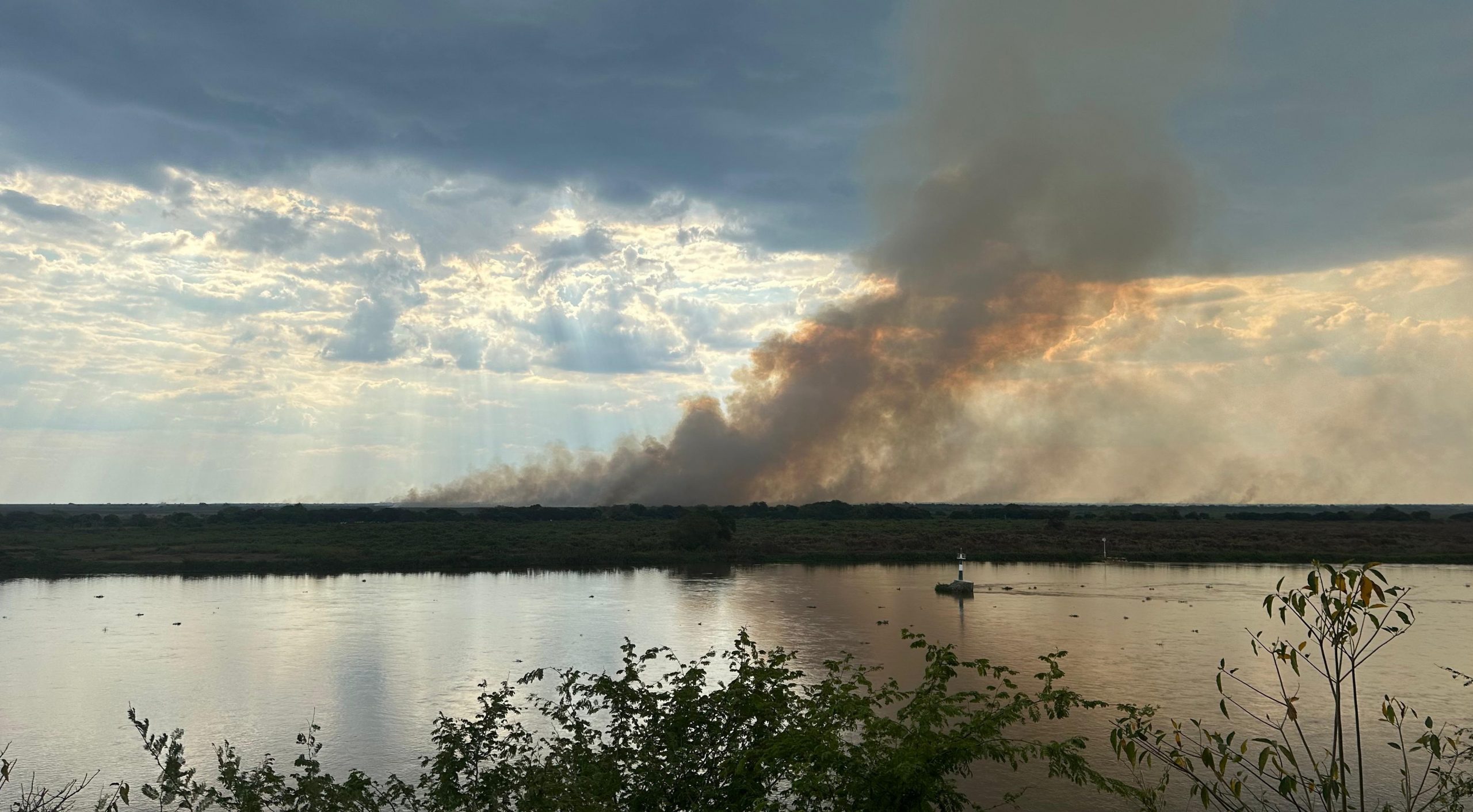 Fumaça cobre a paisagem do Pantanal. Até o início de julho, as áreas queimadas somavam 566 mil hectares, com 2.879 focos de calor detectados por satélite desde janeiro. Foto Instituto Homem Pantaneiro