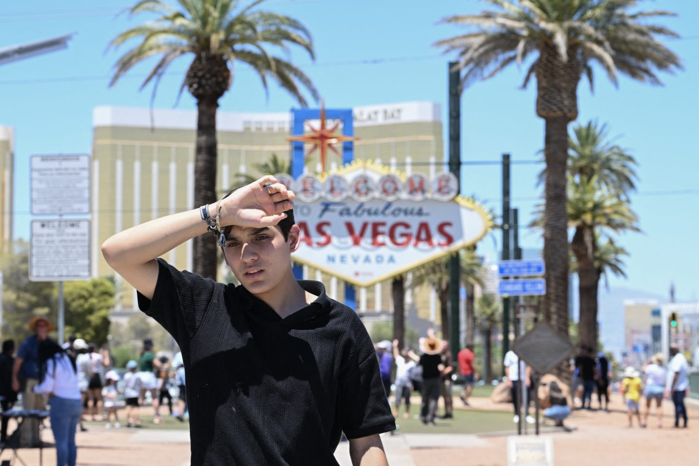 Jovem sofre com calor em Las Vegas. Segundo o Serviço Nacional de Meteorologia dos EUA, a temperatura na cidade chegou a 42 graus no domingo, dia 7 de julho. Foto Robyn Bech/AFP