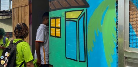 Depósito do biodigestor da Maré, com grafites feitos pelos próprios alunos do Colégio Professor João Borges de Moraes. Foto Divulgação