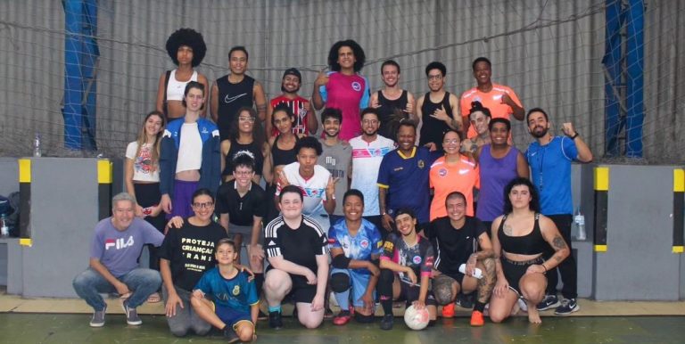 O time do IMBB, de São Paulo: pioneiro no futebol de pessoas trans do país, em maio último abriu turma somente para crianças em transição. Foto divulgação