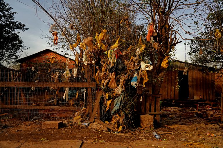 Lixo espalhado no bairro Ilhas, em Eldorado do Sul, Região Metropolitana de Porto Alegre. Foto: Mirian Fichtner