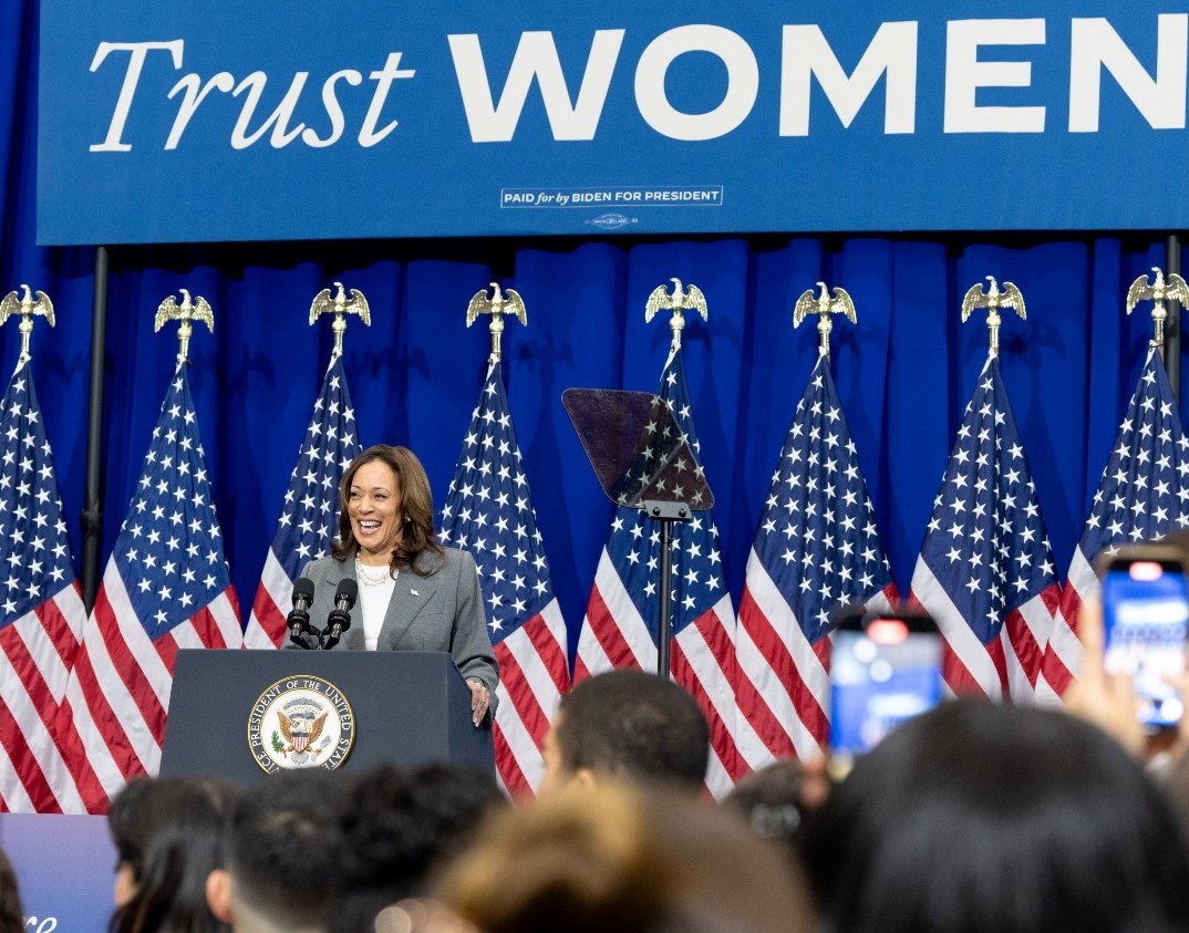 Kamala Harris em comício: alvo de ódio e desinformação desde a campanha de 2020 quando se elegeu vice-presidente (Foto: Divulgação)