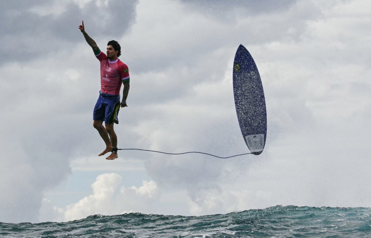 O voo do brasileiro Medina na disputa do surfe dos Jogos de Paris 2024: condições do fundo do mar no Taiti tornam na praia olímpica únicas e desafiadoras, permitindo manobras espetaculares (Foto: Jerome Brouillet / AFP)