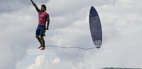 O voo do brasileiro Medina na disputa do surfe dos Jogos de Paris 2024: condições do fundo do mar no Taiti tornam na praia olímpica únicas e desafiadoras, permitindo manobras espetaculares (Foto: Jerome Brouillet / AFP)
