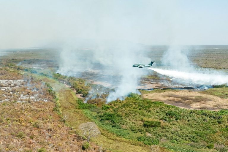 Avião no combate aos incêndios no Pantanal: condições de calor, seca e ventos 40% mais prováveis com crise climática (Foto: Ricardo Stuckert / Agência Brasil - 31/07/2024)