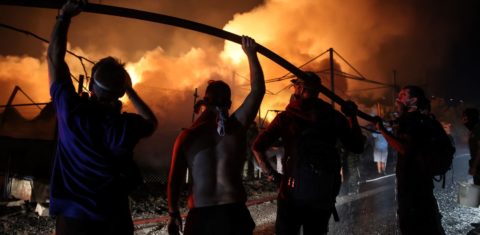 Voluntários ajudam a combater incêndios na periferia de Atenas: milhares de pessoas evacuadas pela ameaça do fogo (Foto: Aris Oikonomou / AFP)