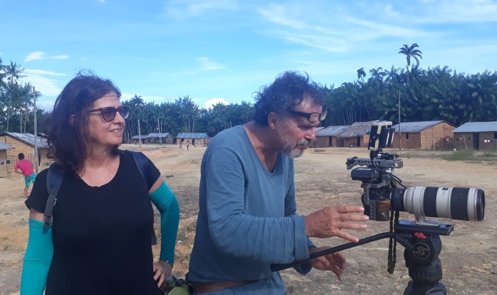 A produtora Juliana de Carvalho e o diretor Vicente Ferraz nas filmagens: foco em temas socioambientais (Foto: Divulgação)