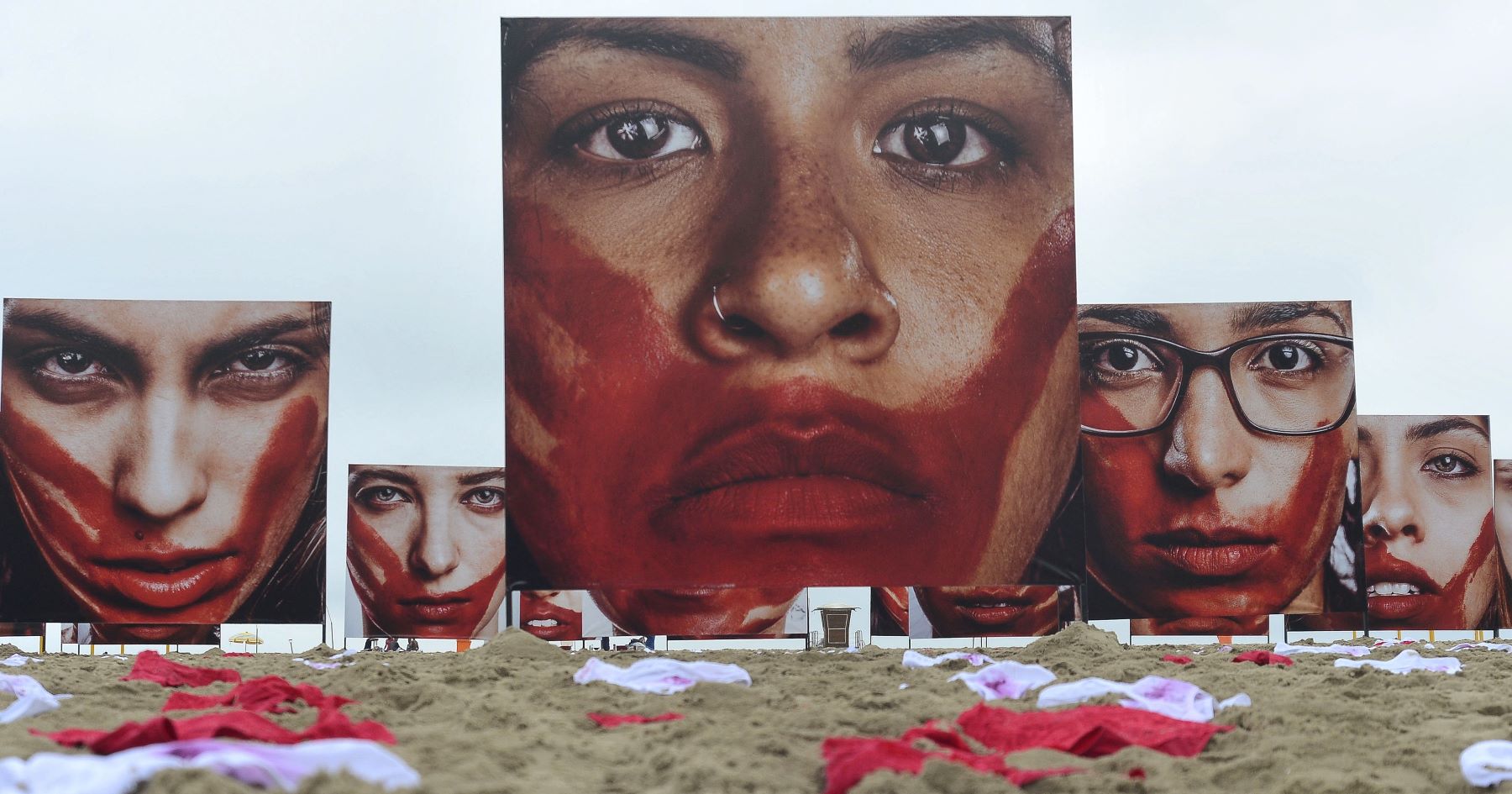 Ato na Praia de Copacabana contra abusos a mulheres: aos olhos da sociedade, a idade certa para ser mulher é ser homem (Foto: Tânia Rego / Agência Brasil - 06/06/2016)