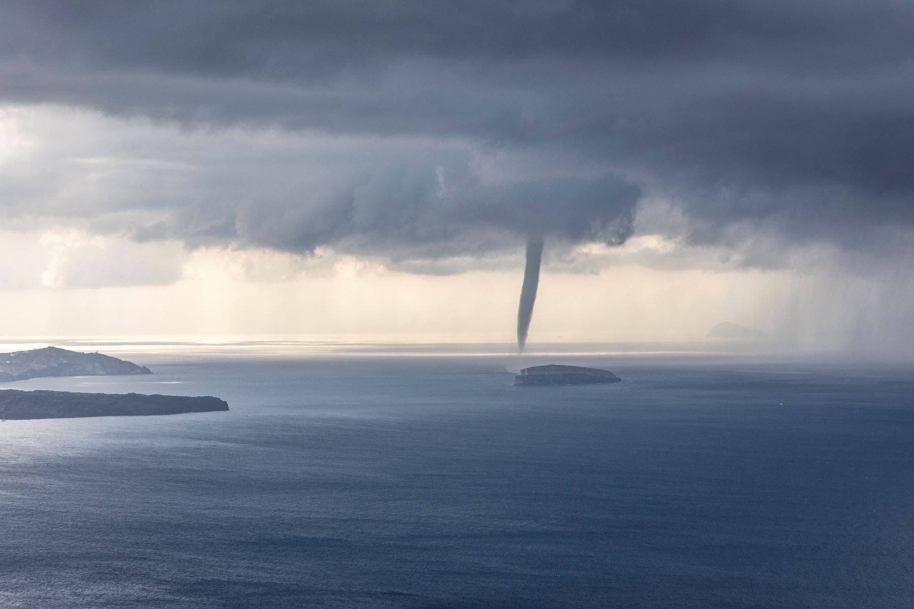 Tromba d'água durante tempestade nas ilhas gregas, no Mediterrâneo: aumento da temperatura do mar provoca trombas d'água mais violentas, semelhantes a tornados (Foto: Olivier Leclercq / Hemis / AFP - 19/07/2021)