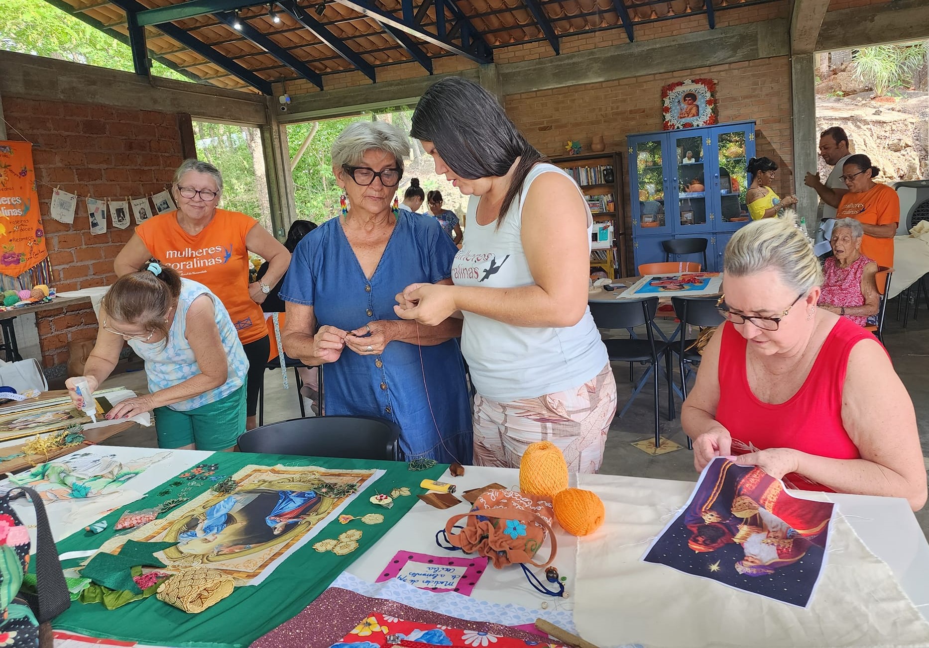 Oficina de bordado do projeto Mulheres Coralinas: lições de empreendedorismo, capacitação e autonomia inspiradas na poética de Cora Coralina (Foto: Mulheres Coralinas / Reprodução Facebook)