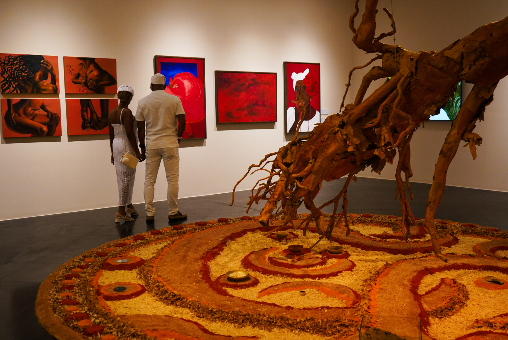 Exposição 'Raízes: Começo, Meio e Começo' no Museu Nacional da Cultura Afro-Brasileira, em Salvador: celebração artística das raízes africanas (Foto: Luan Telles / SecultBA)