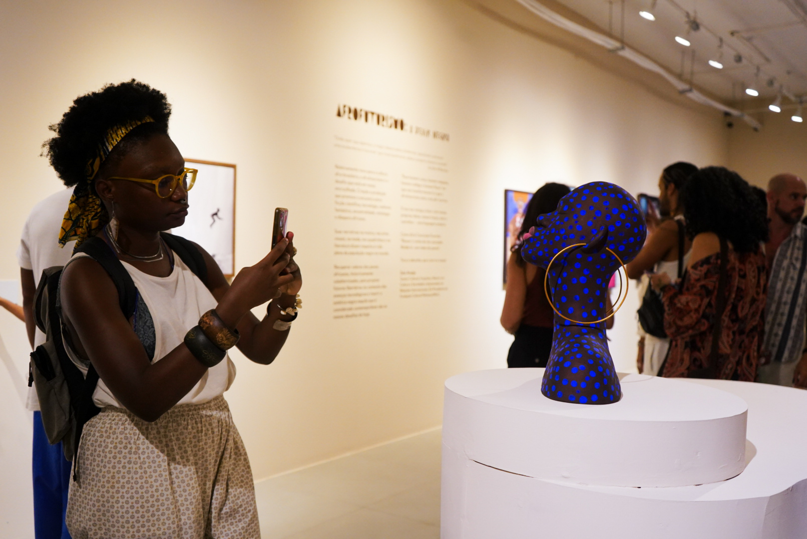 Visitante fotografa obra da exposição: retorno do público anima responsáveis pela curadoria (Foto: Luan Teles / SecultBA)