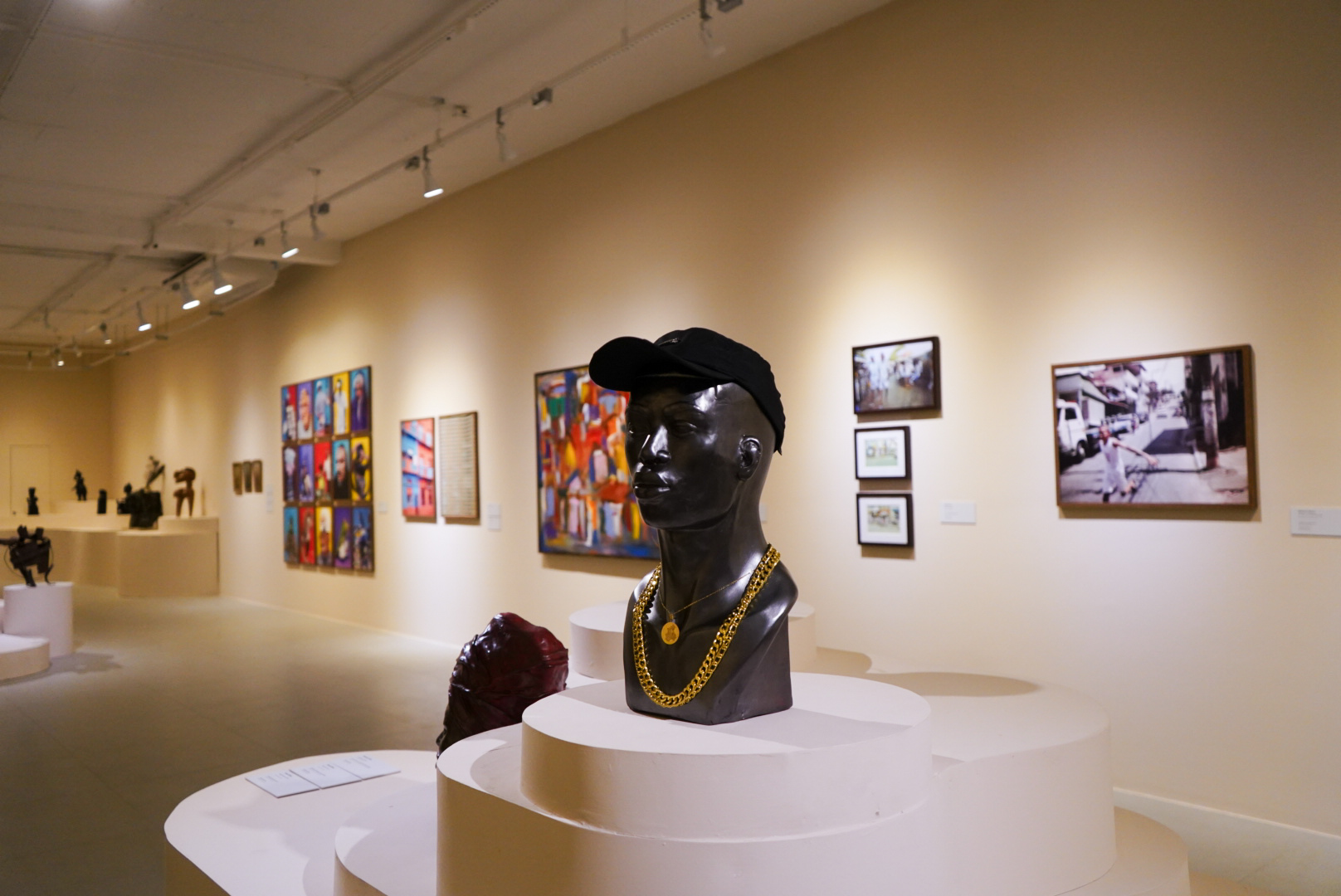 Exposição no Museu Nacional da Cultura Afro-Brasileira: mais de 200 obras de 87 artistas - 84 deles negros (Foto: Luan Teles / SecultBA)