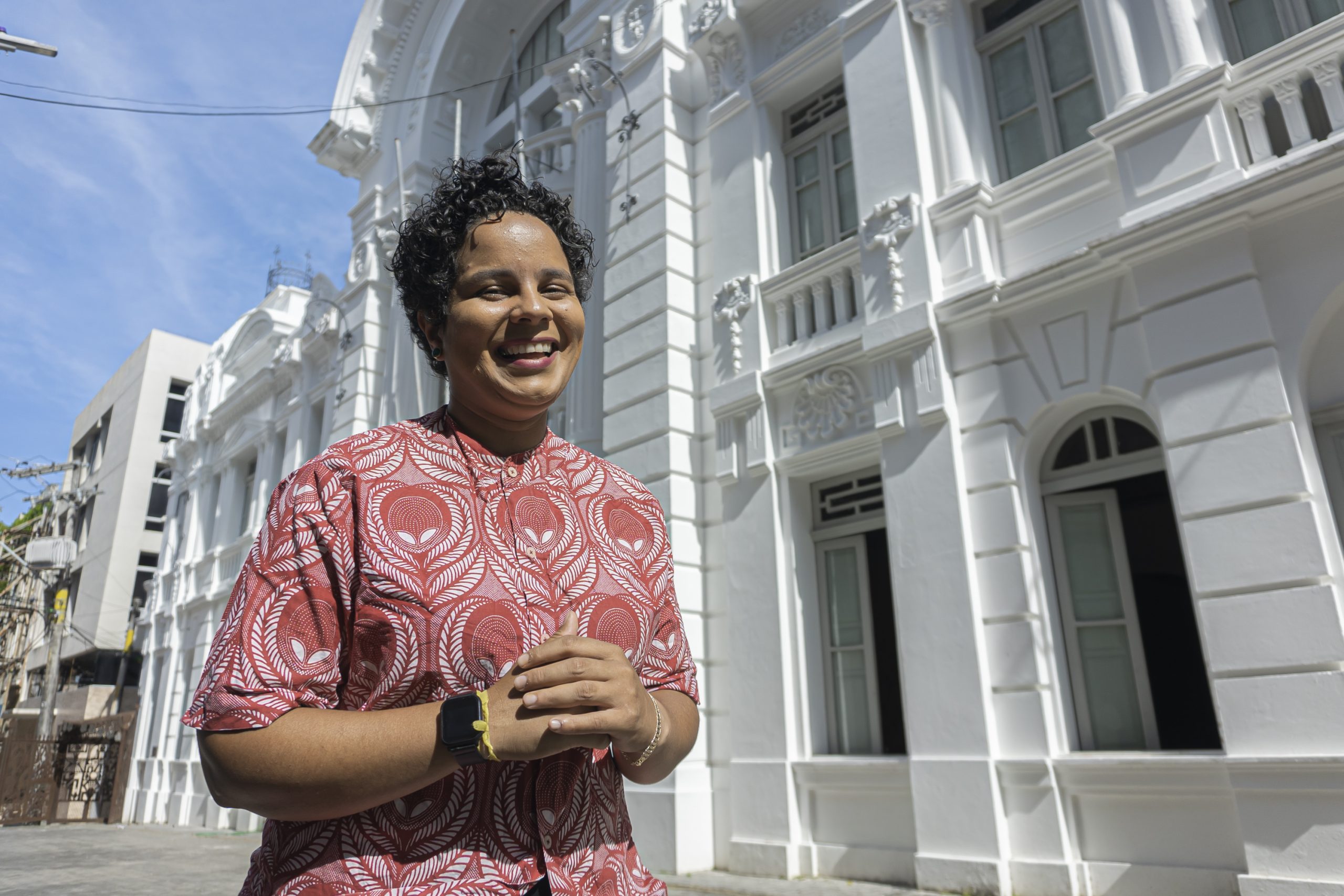 A diretora do Muncab, Jamile Coelho, em frente ao museu, reaberto em novembro: obras de segunda etapa da requalificação e a construção de um anexo em 2025 (Foto: Cristian Carvalho / Muncab)