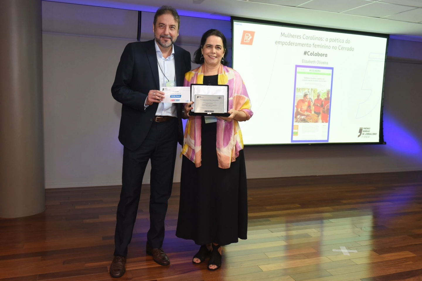 Elizabeth Oliveira recebe seu prêmio pela reportagem sobre Mulheres Coralinas, publicada no #Colabora, das mãos de Sergio Gusman, da AgeRio (Foto: Divulgação / Sebrae Rio)