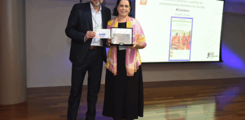 Elizabeth Oliveira recebe seu prêmio pela reportagem sobre Mulheres Coralinas, publicada no #Colabora, das mãos de Sergio Gusman, da AgeRio (Foto: Divulgação / Sebrae Rio)