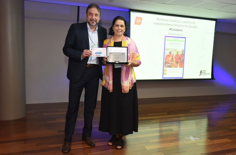 Elizabeth Oliveira recebe seu prêmio pela reportagem sobre Mulheres Coralinas, publicada no #Colabora, das mãos de Sergio Gusman, da AgeRio (Foto: Divulgação / Sebrae Rio)