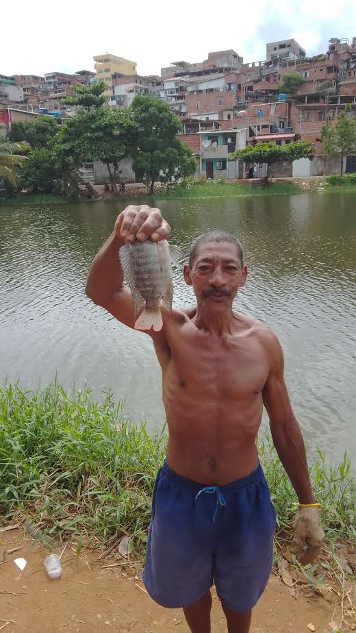 Dique do Cabrito: mesmo com risco de contaminação, pescadores levam os peixes do Camarajipe para casa. Foto UFBA