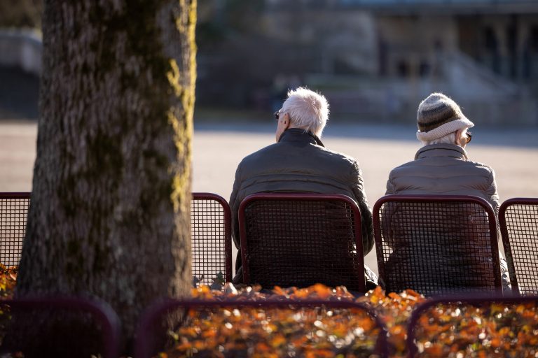 Casal descansa no banco de uma praça na Alemanha. Aqui, como lá, a população idosa deve ser vista como um ativo e não como um passivo que atravanca a sociedade. Foto Michael Reichel/DPA via AFP