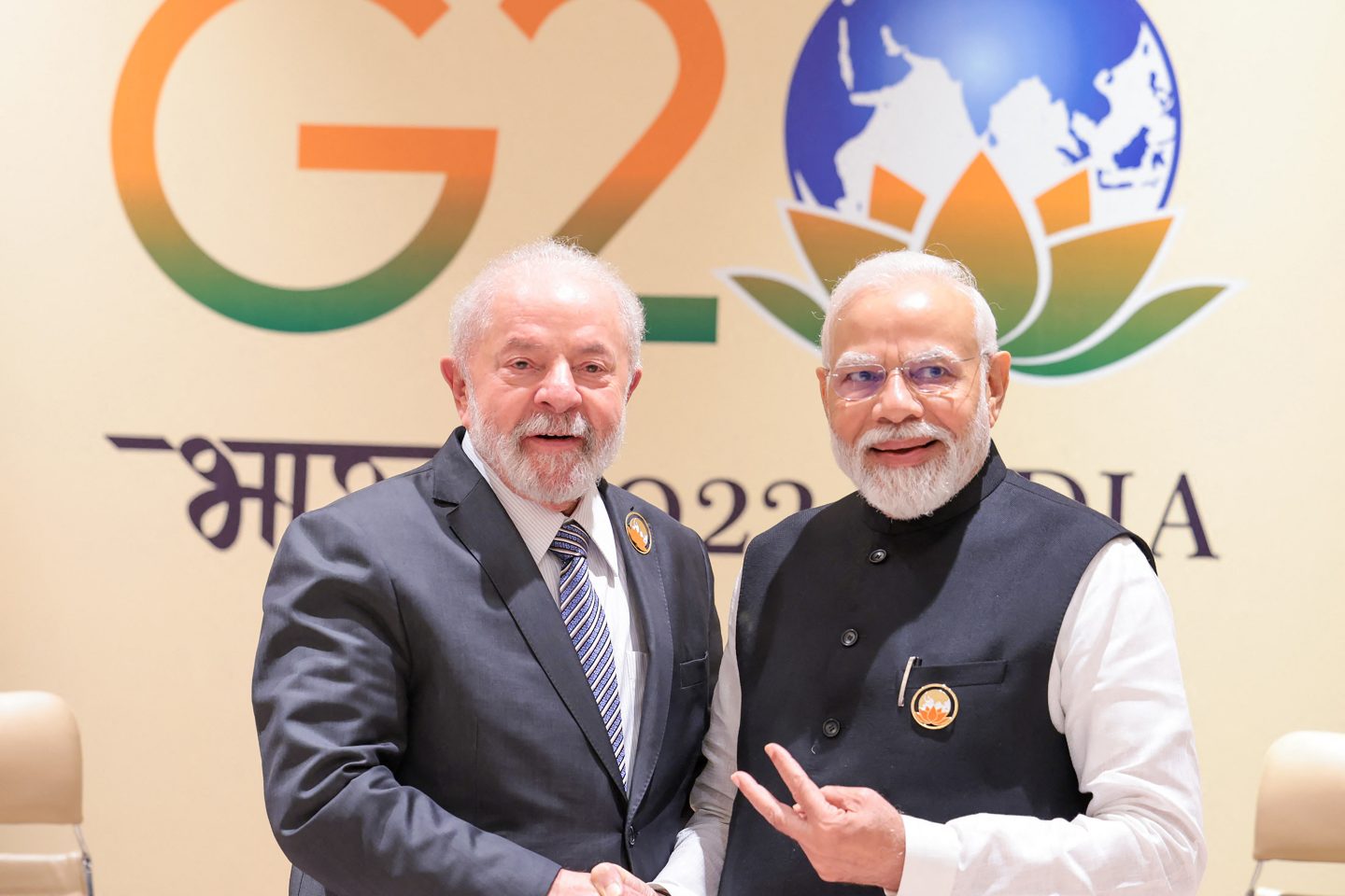 O primeiro-ministro da Índia, Narendra Modi, e o presidente do Brasil, Luiz Inácio Lula da Silva, apertam as mãos durante reunião bilateral após a sessão de encerramento da cúpula do G20 em setembro de 2023. Foto PIB via AFP