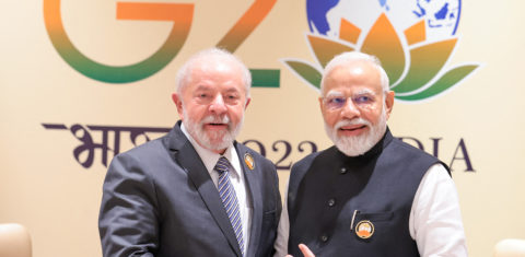 O primeiro-ministro da Índia, Narendra Modi, e o presidente do Brasil, Luiz Inácio Lula da Silva, apertam as mãos durante reunião bilateral após a sessão de encerramento da cúpula do G20 em setembro de 2023. Foto PIB via AFP