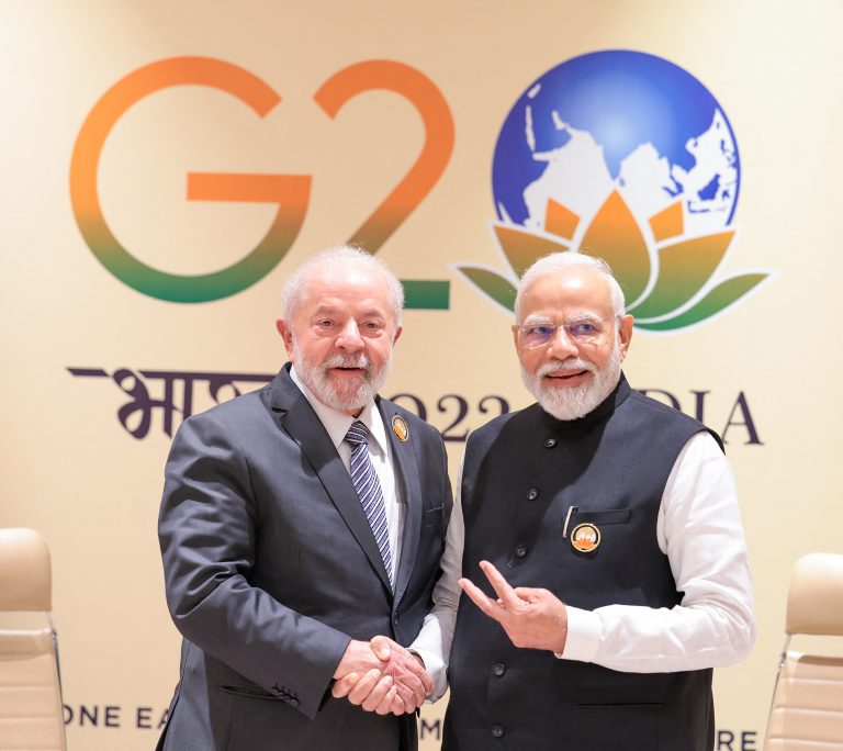 O primeiro-ministro da Índia, Narendra Modi, e o presidente do Brasil, Luiz Inácio Lula da Silva, apertam as mãos durante reunião bilateral após a sessão de encerramento da cúpula do G20 em setembro de 2023. Foto PIB via AFP