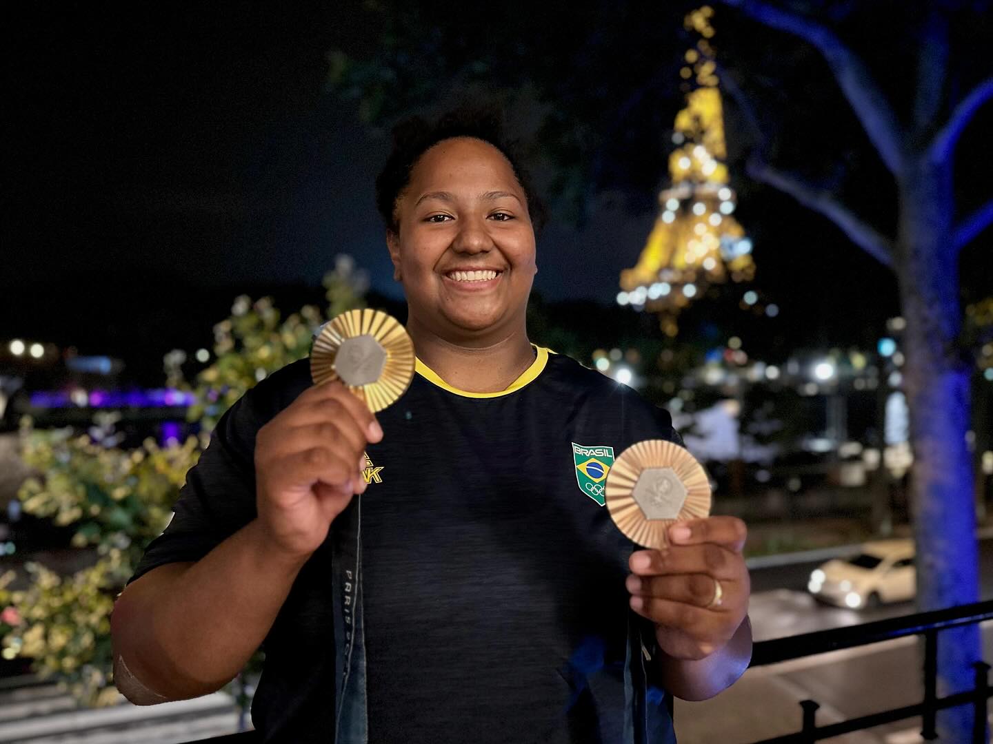 A judoca Beatriz Sousa com suas medalhas perto da Torre Eiffel: mulheres vêm derrubando clichês, descriminações e obstáculos em Paris 2024 (Foto: COB)