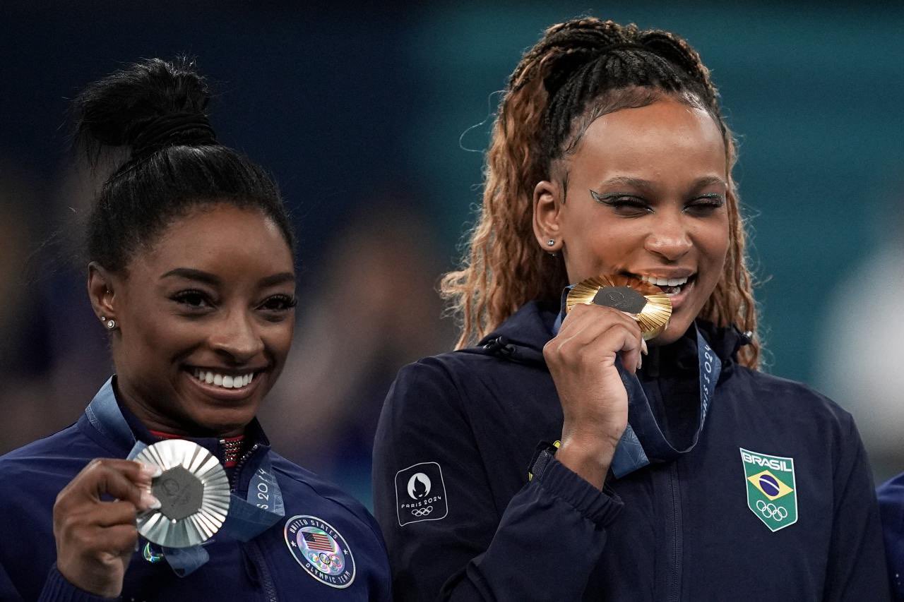 Rebeca Andrade e Simone Biles no pódio olímpicos em Paris 2024: exemplo de admiração recíproca, parceria e sororidade (Foto: Alexandre Loureiro / COB)