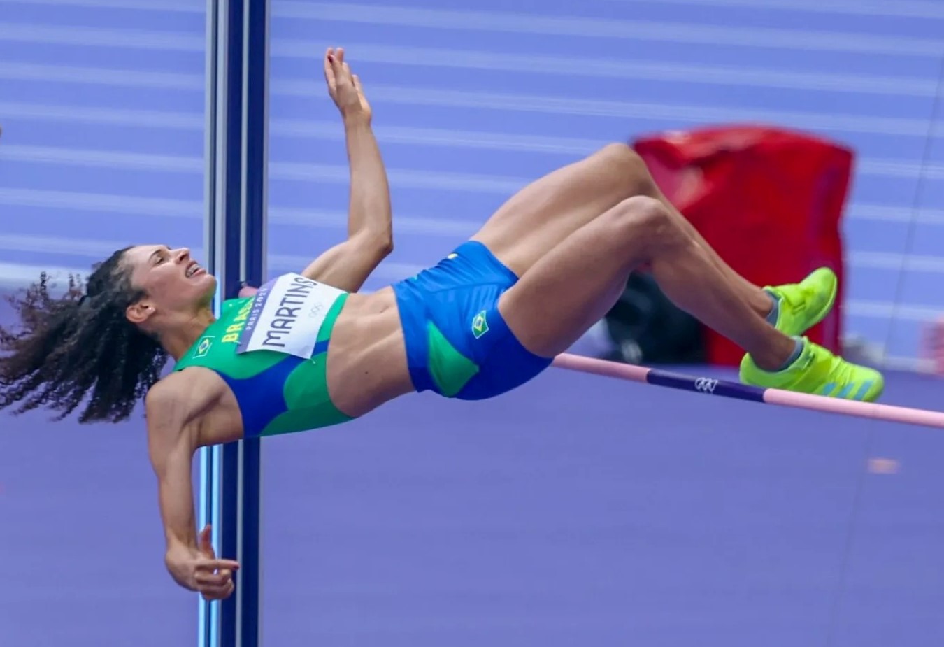 Valdineia supera obstáculo para alcançar final do salto em altura: filha de assentados treinava usando vara de pescar e sacos de milho (Foto: Wagner do Carmo / CBAt)