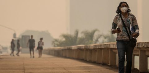 Moradora de Brasília anda de máscara para evitar fumaça: Ministério da Saúde alerta também para baixa umidade que afeta Distrito Federal e 15 estados (Foto: Marcelo Camargo / Agência Brasil)