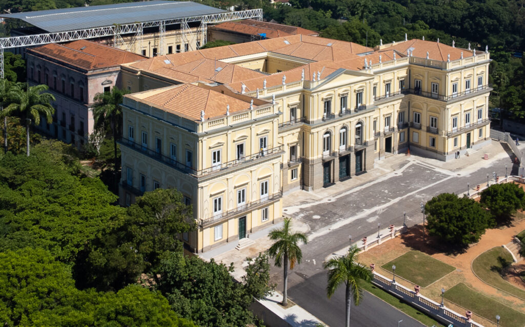 O Palácio de São Cristóvão em recuperação: empresas são beneficiadas com bilhões em renúncias fiscais mas é difícil conseguir financiamento empresarial para as obras do Museu Nacional (Foto: Felipe Cohen / Projeto Museu Nacional Vive - 29/06/2023)