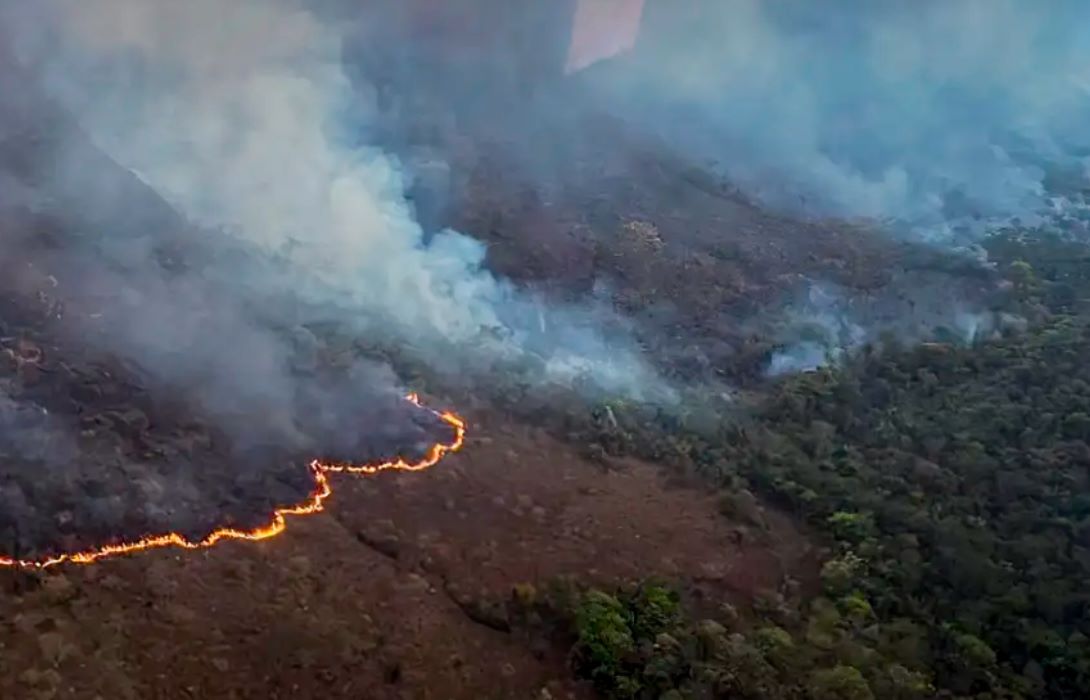 Avanço do fogo na Chapada dos Veadeiros: mais de 10 mil hectares queimados na maior unidade de conservação do Cerrado (Foto: CBMGO)