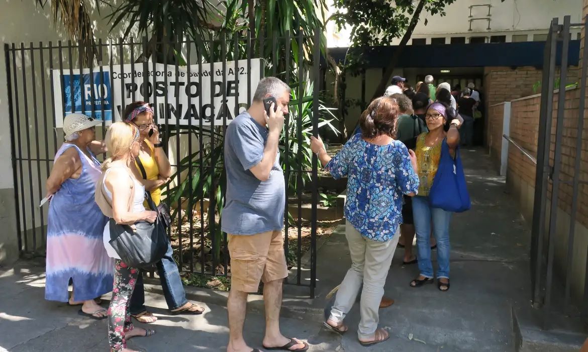 Idosos fazem fila para vacinar contra gripe no Rio: Brasil envelhece e enfrenta novos desafios (Foto: Vladimir Platonow / Agência Brasil - 28/04/2018)