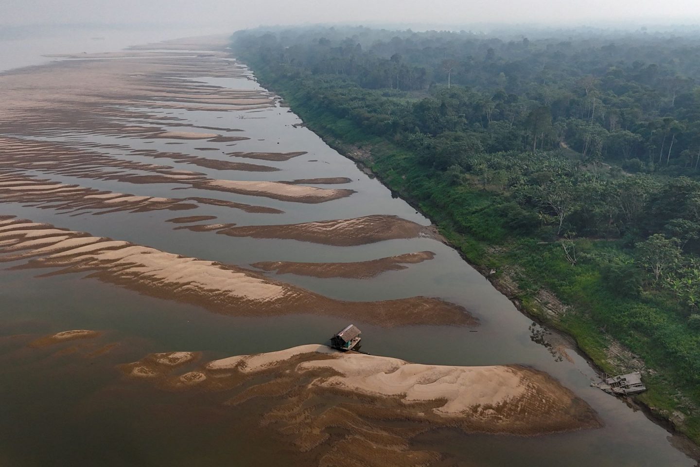 Bancos de areia no Rio Madeira, perto de Humaitá (AM): como no Solimões, seca extrema na Amazônia leva a baixas recordes (Foto: Michael Dantas / AFP - 04/09/2024)