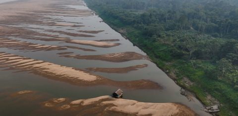 Bancos de areia no Rio Madeira, perto de Humaitá (AM): como no Solimões, seca extrema na Amazônia leva a baixas recordes (Foto: Michael Dantas / AFP - 04/09/2024)