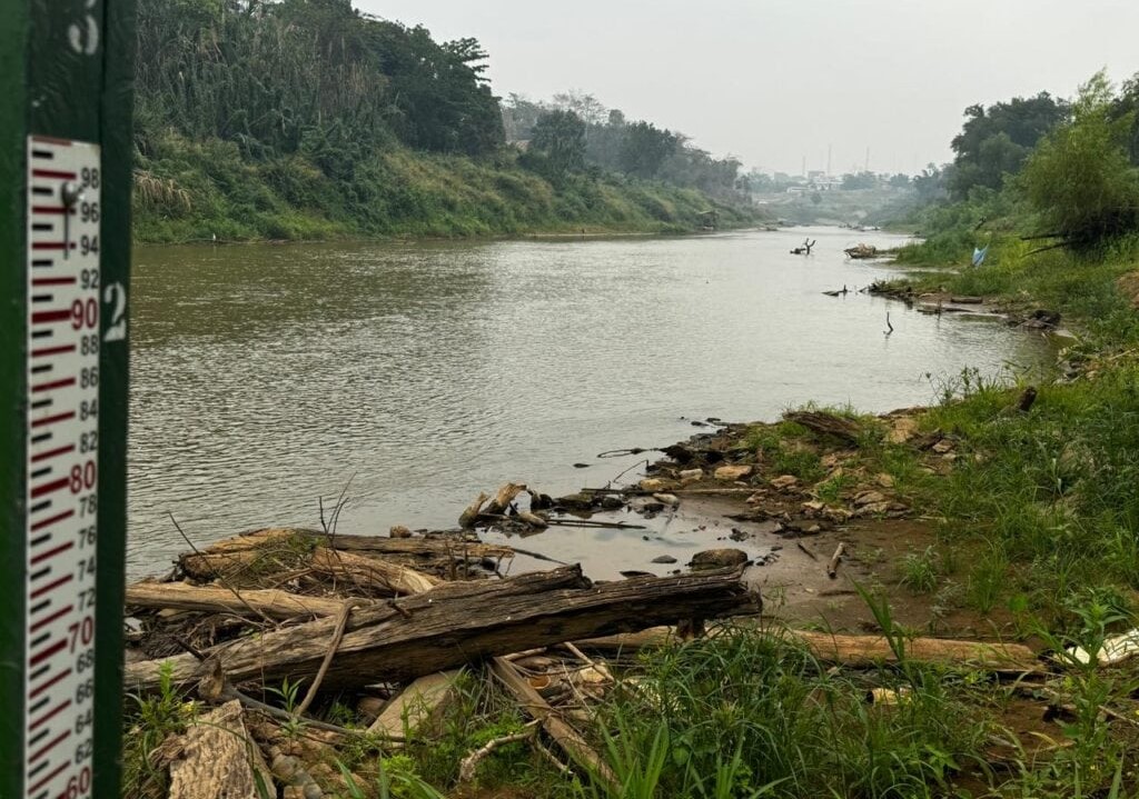 Medição do Rio Acre no município de Brasiléia: baixa histórico no nível do rio com a estiagem prolongada (Foto: Defesa Civil de Brasiléia) 