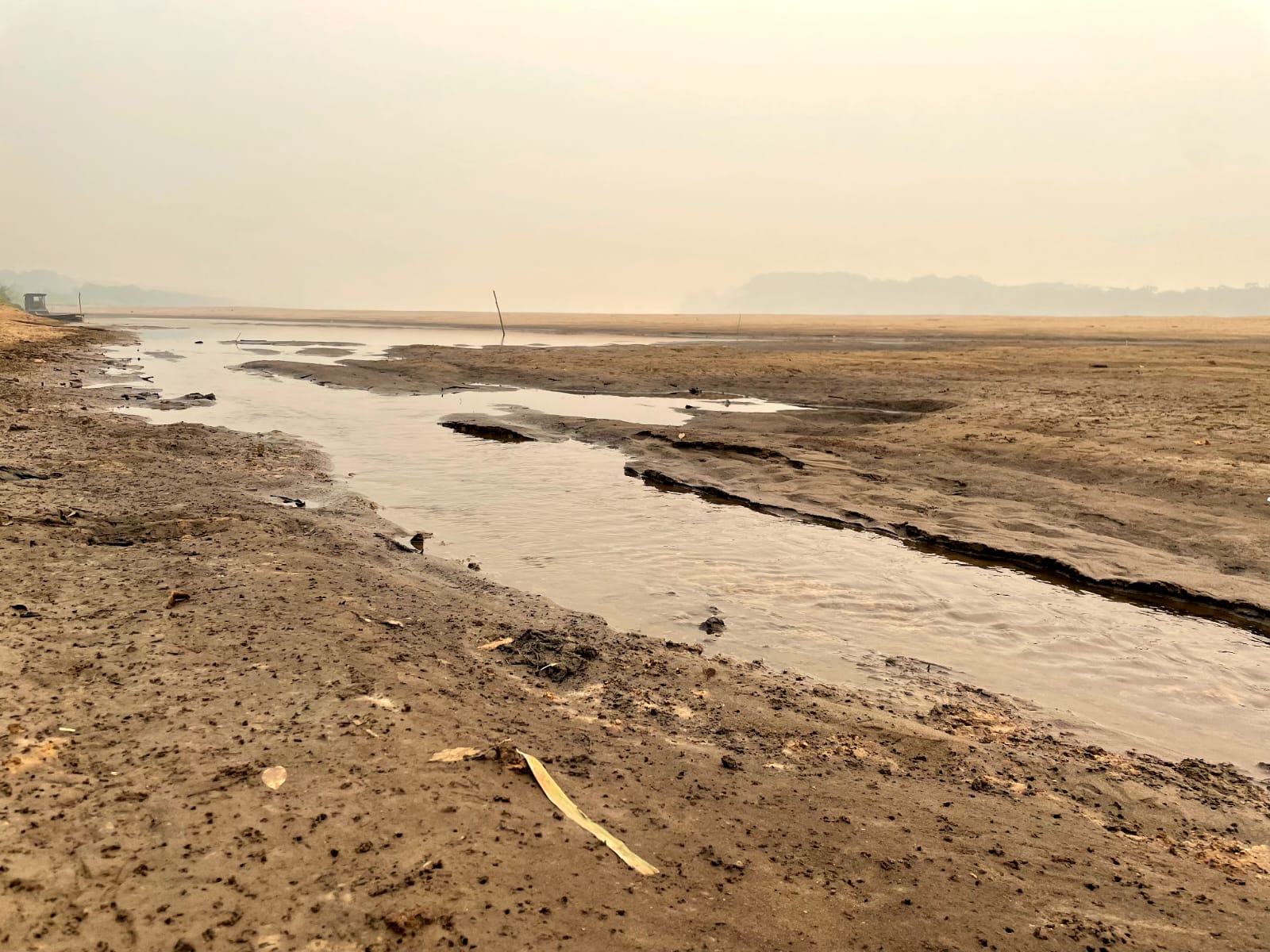 Leito do rio Madeira seco e com fumaça, em Rondônia: populações isoladas e sem água (Foto: Klezio Martins/ Coordenaçãao MAB / Amazônia Real)