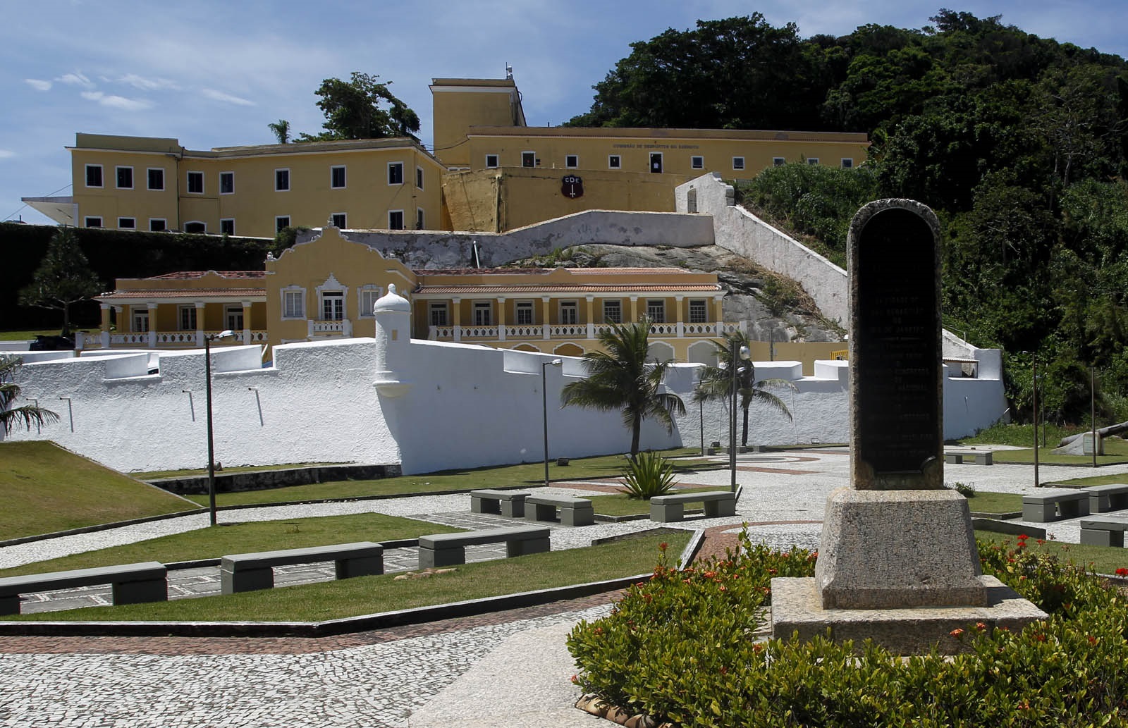 A Praça da Fundação, com seu marco em homenagem ao lugar, e as instalações da fortificação: Iphan aprovou tombamento do Conjunto Arquitetônico, Histórico e Paisagístico da Fortaleza de São João (Foto: Custódio Coimbra)