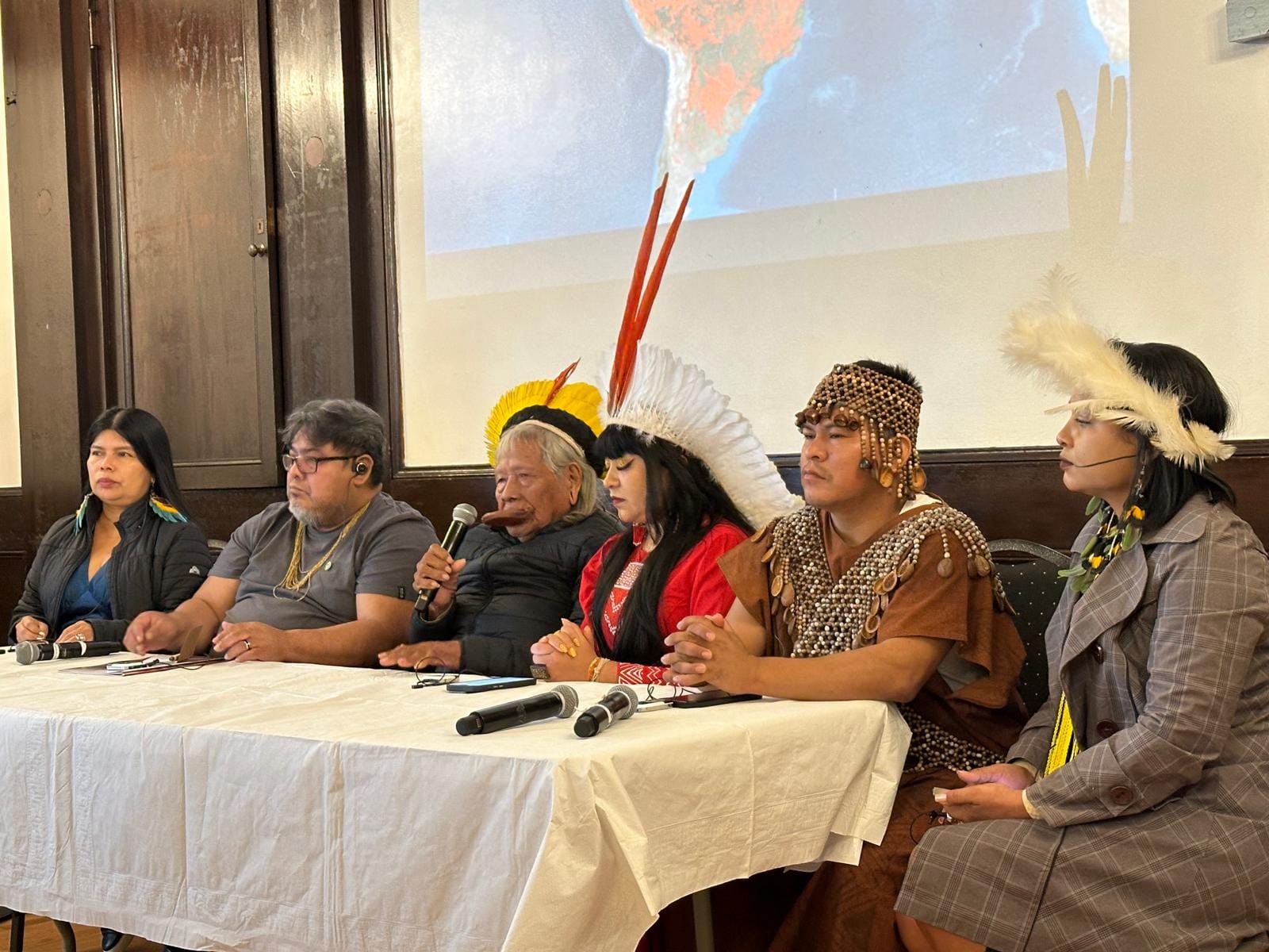 O cacique Raoni na coletiva em Nova York entre a equatoriana Patricia Gualinga Montalvo, o coordenador-geral da Coiab, Toya Manchineir, a deputada Célia Xakriabá, o peruano Herlin Odicio e Angela Kaxuyana, da Coiab: alerta sobre o colapso da Amazônia: (Foto: Coiab)