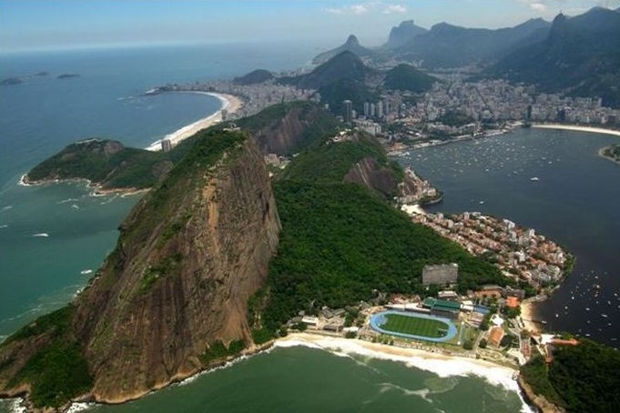 Vista aérea da Praia de Fora cerca pelo Pão de Açúcar e o Cara de Cão: visita ao local de fundação do Rio de Janeiro só três dias na semana e com agendamento prévio (Foto: Exército Brasileiro / Divulgação)