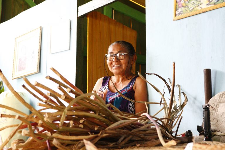 Há quase 30 anos, as artesãs da Barra do São Lourenço sofrem restrições ao seu trabalho e à sobrevivência no Pantanal. Foto Ecoa