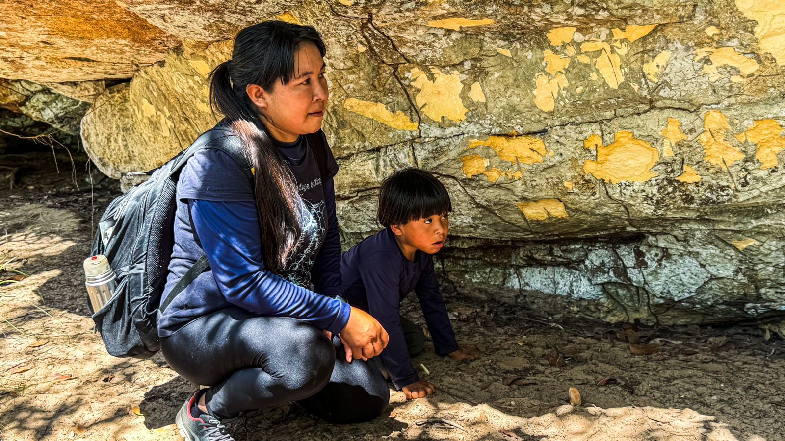 Historiadora indígena, Yakuwipu Waurá e seu filho Ukuhun, visitando a gruta Kamukuaká danificada. Foto: Piratá Waurá