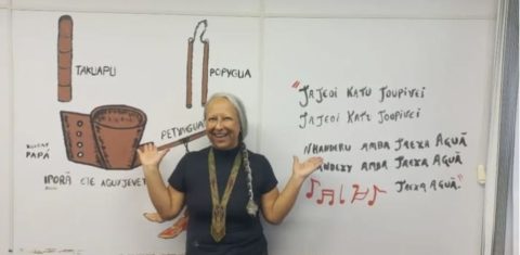 Professora Shirley Vilhalva ensinando Língua Indígena de Surdos. (Foto: Divulgação)
