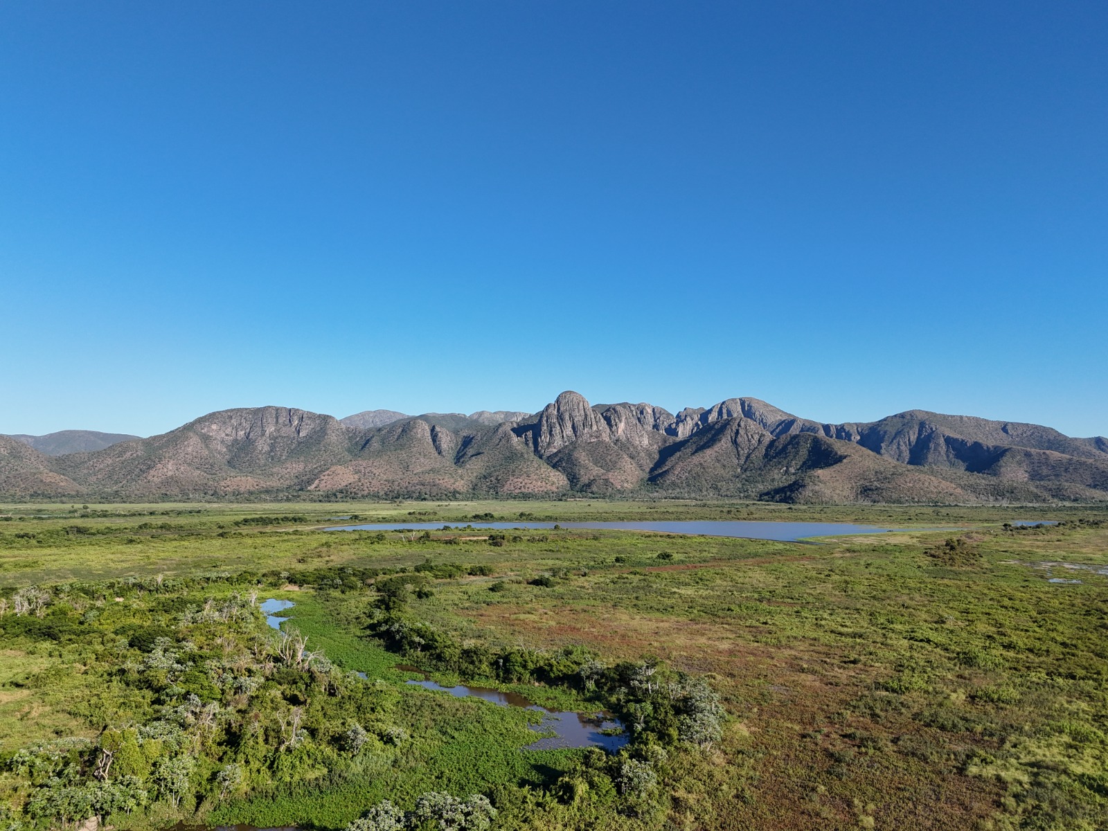 Vista panorâmica da Serra do Amolar, umas das regiões mais afetadas por incêndios e perseguições às comunidades tradicionais. Foto Beto Arruda