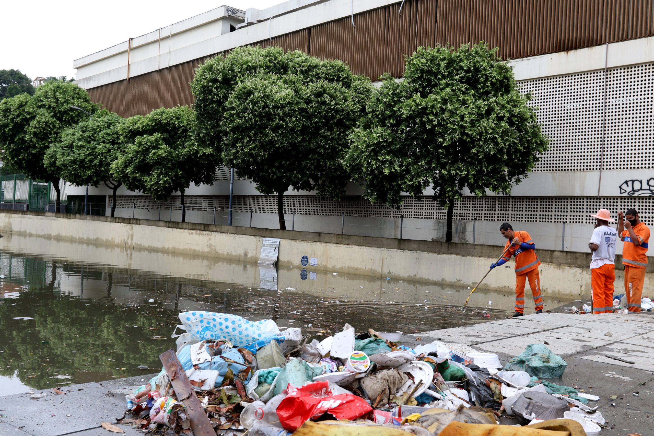 Garis recolhem lixo no Cais do Valongo, na região portuária, alagado depois das chuvas de março de 2022: problema recorrente. Foto Tânia Rego/Agência Brasil