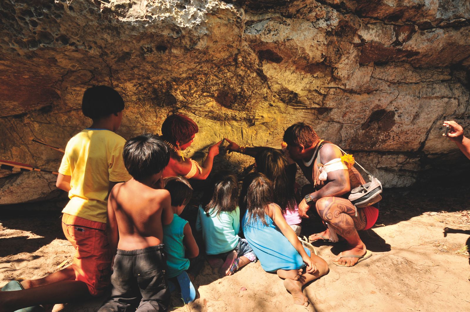 Indígenas do povo Wauja em visita a gruta de Kamukuwaká, no Xingu. (Foto: Piratá Waurá)